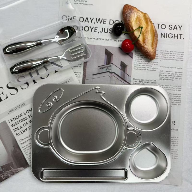 Dječji tanjur od nehrđajućeg čelika, crtani stil, jednostavan dizajn, za uzrast od 24 mjeseca i više.