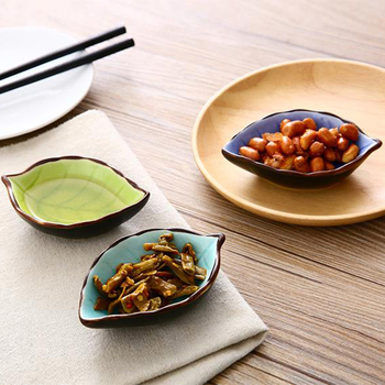 Керамична малка чиния за японска сервировка, глазура с ледено напукване, асиметрична форма, цветен мотив с цветя, чиния за подправки и сос.