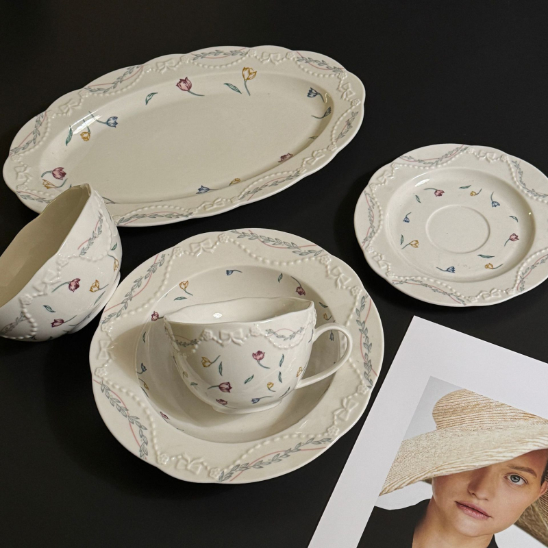 Keramički set posuđa s tanjurima, zdjelama, desertnim i jušnim tanjurićem; reljefni cvjetni uzorak; mikrovalna sigurnost; francuski stil, lagani luksuz retro