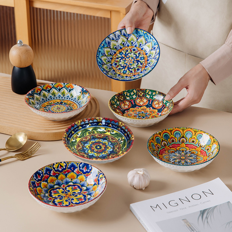 Podglazurno ručno oslikana boho keramička posuda za začine i umake, okrugla, promjer 14–14,9 cm, cvjetni motiv