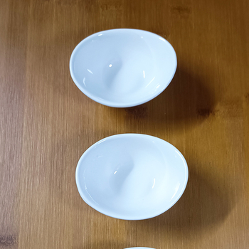 Keramička posuda za umakanje, nepravilnog oblika, jednobojni uzorak, moderni minimalistički stil, otporna na mikrovalnu