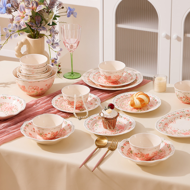 Porcelanski set posuđa: zdjele i tanjuri, cvjetni uzorak, boje ispod glazure, pogodna za mikrovalnu pećnicu, mogućnost prilagodbe