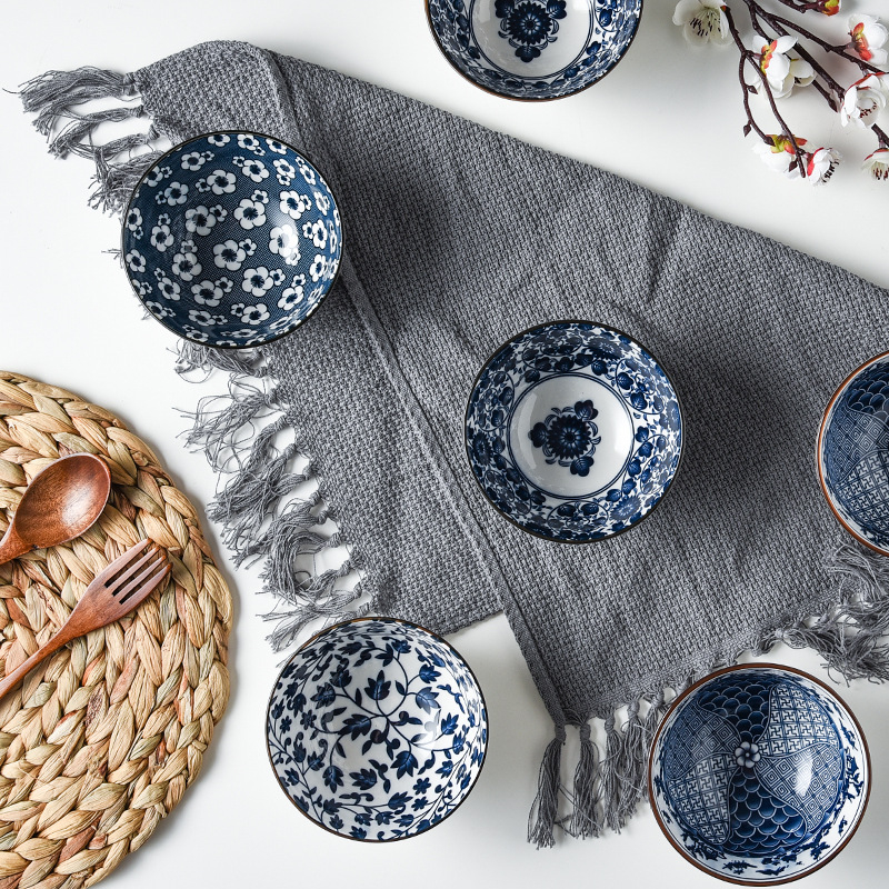 Porcelanski set u japanskom stilu: zdjele i štapići, ručno oslikani plavo-bijeli dizajn, uzorak ispod glaze, ispis logotipa, mogućnost prilagodbe, mikrovalna sigurno, kutija u boji