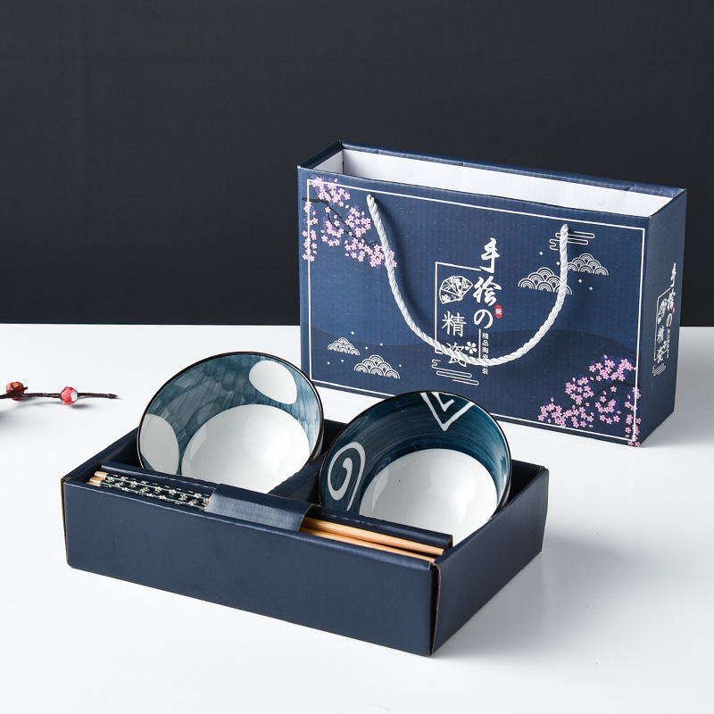Porcelanski set u japanskom stilu: zdjele i štapići, ručno oslikani plavo-bijeli dizajn, uzorak ispod glaze, ispis logotipa, mogućnost prilagodbe, mikrovalna sigurno, kutija u boji