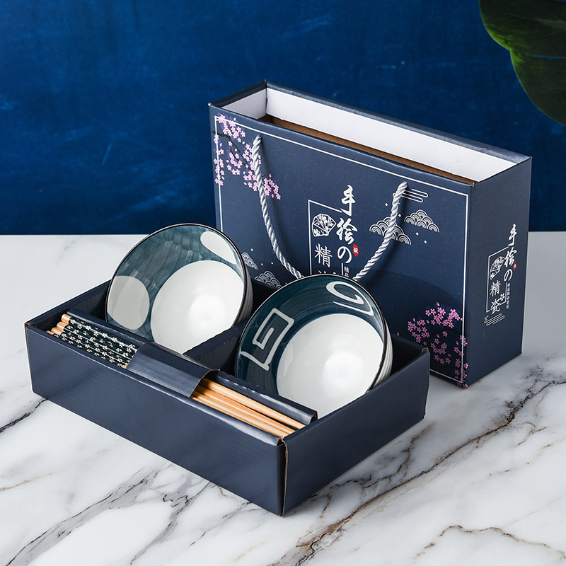 Porcelanski set u japanskom stilu: zdjele i štapići, ručno oslikani plavo-bijeli dizajn, uzorak ispod glaze, ispis logotipa, mogućnost prilagodbe, mikrovalna sigurno, kutija u boji