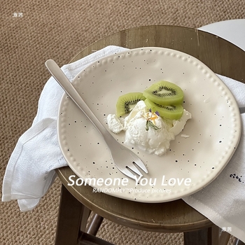 Kerámiából készült desszerttál - matt felület, szabálytalan forma, domborított mintázat, retro stílus