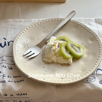 Kerámiából készült desszerttál - matt felület, szabálytalan forma, domborított mintázat, retro stílus