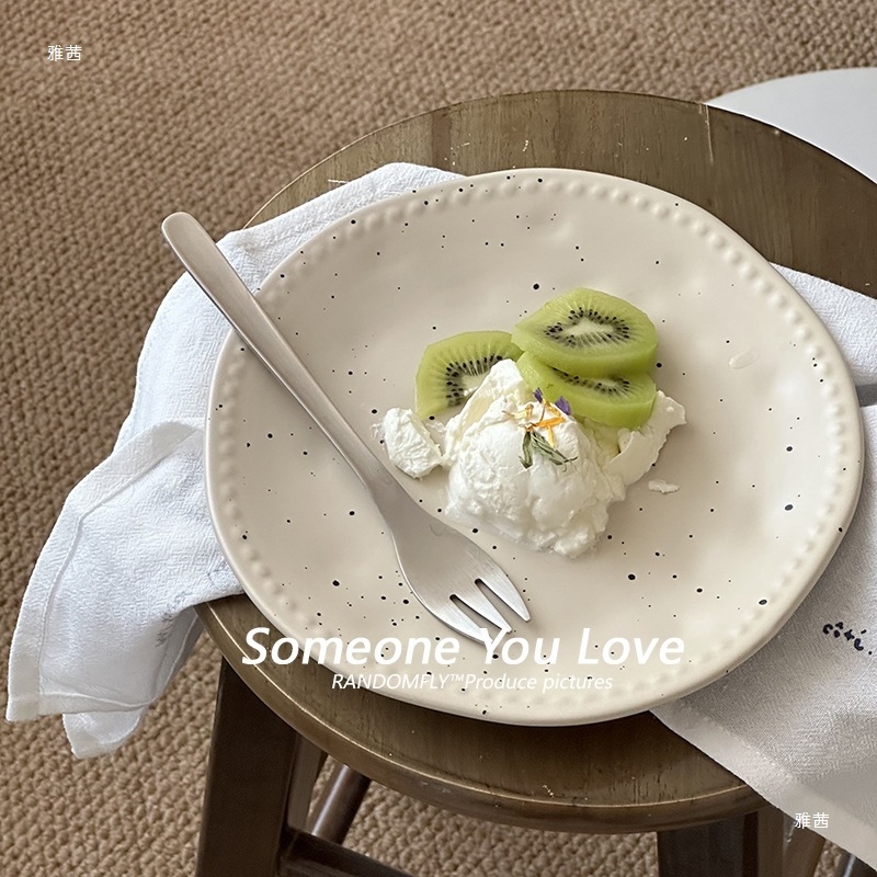 Kerámiából készült desszerttál - matt felület, szabálytalan forma, domborított mintázat, retro stílus