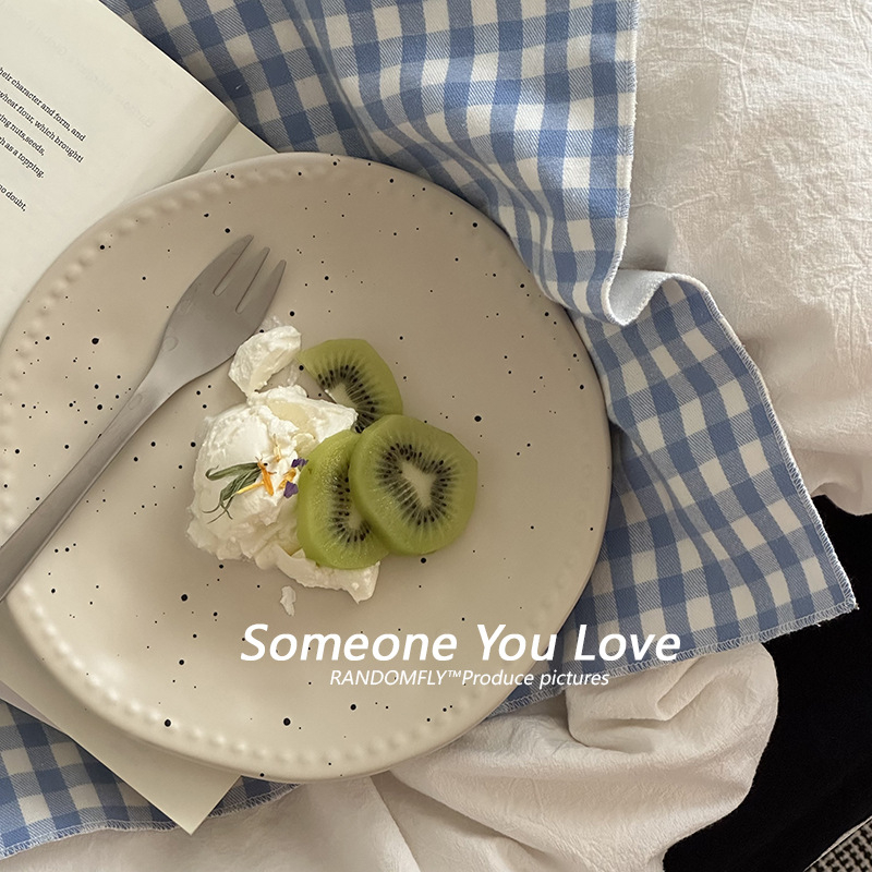 Kerámiából készült desszerttál - matt felület, szabálytalan forma, domborított mintázat, retro stílus