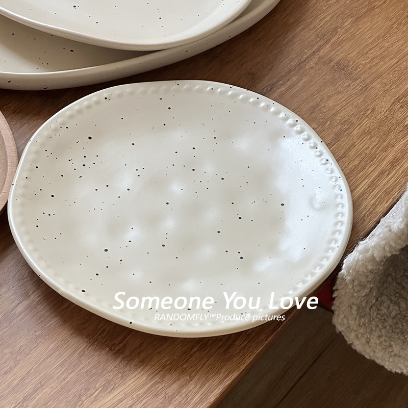 Kerámiából készült desszerttál - matt felület, szabálytalan forma, domborított mintázat, retro stílus