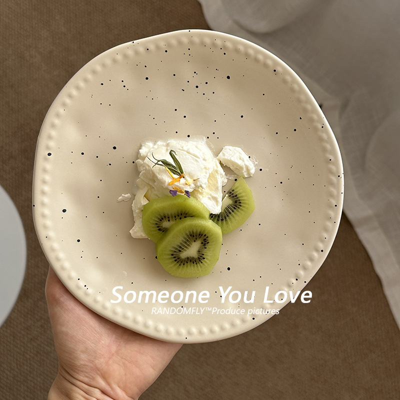 Kerámiából készült desszerttál - matt felület, szabálytalan forma, domborított mintázat, retro stílus