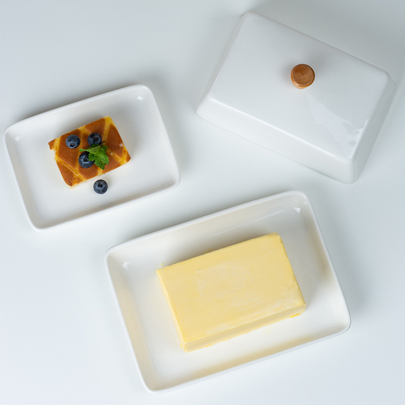 Porcelán vajtál fedéllel, téglalap alakú, skandináv stílus, bambusz és fa díszítéssel