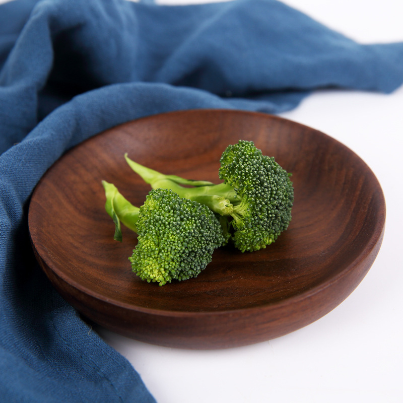 Кръгла дървена чиния за закуски в японски стил, масивно дърво, повърхност с дървесен рисунък, лого отпечатано