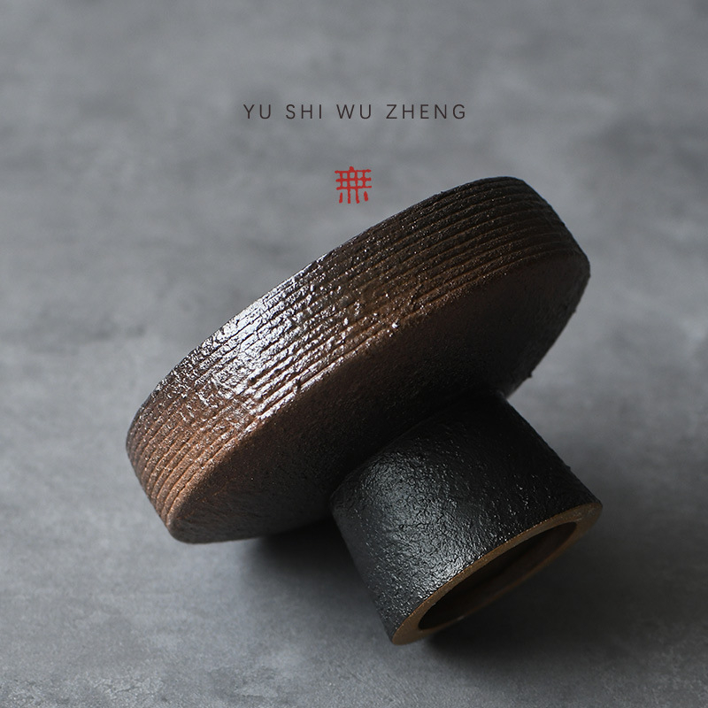 Pladanj za voće od keramike, ručno izrađen, marka Forming dish, literarni stil, 2024 izlazi.