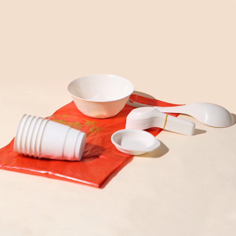 Еднократна посуда от оризова люспа: мултичастов комплект с купа, лъжичка, чаша и чиния; Материал: оризова люспа; Капацитет: 300 ml; Брой в опаковка: 30; Форма: купа; Биодеградируем: Да