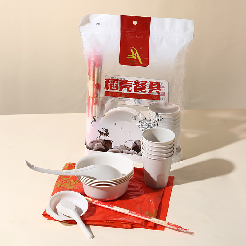 Еднократна посуда от оризова люспа: мултичастов комплект с купа, лъжичка, чаша и чиния; Материал: оризова люспа; Капацитет: 300 ml; Брой в опаковка: 30; Форма: купа; Биодеградируем: Да