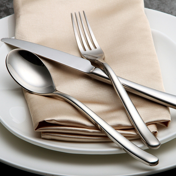 Set pribora za zapadni stol od 304 nehrđajućeg čelika: nož i vilica uz žlicu i nož za steak, jednobojni dizajn, otisnut logo, mogućnost prilagodbe