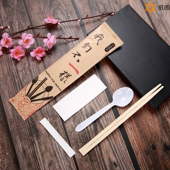 Еднократен комплект прибори за хранене — четири части: лъжица, вилица, клечка за зъби и салфетка; биоразградим, модерен минималистичен стил