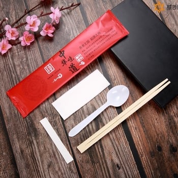 Еднократен комплект прибори за хранене — четири части: лъжица, вилица, клечка за зъби и салфетка; биоразградим, модерен минималистичен стил