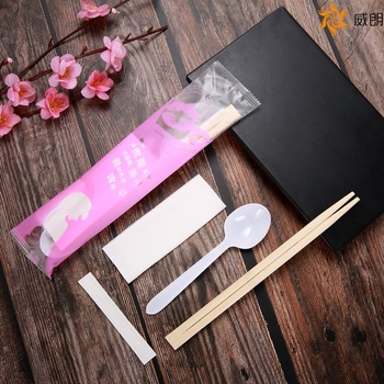 Еднократен комплект прибори за хранене — четири части: лъжица, вилица, клечка за зъби и салфетка; биоразградим, модерен минималистичен стил