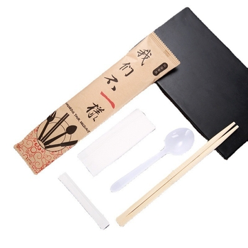 Еднократен комплект прибори за хранене — четири части: лъжица, вилица, клечка за зъби и салфетка; биоразградим, модерен минималистичен стил