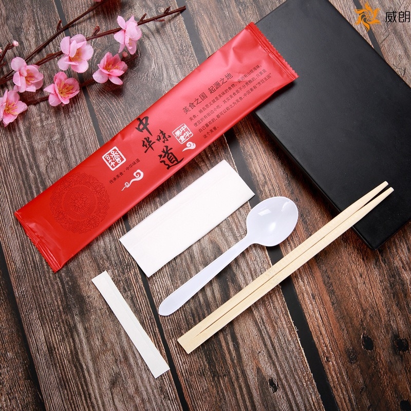 Еднократен комплект прибори за хранене — четири части: лъжица, вилица, клечка за зъби и салфетка; биоразградим, модерен минималистичен стил