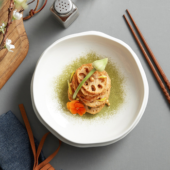Farfurie ceramică pentru feluri reci, stil japonez cu bază înaltă, pentru uz hotelier și restaurant (Origine: Dehua; Material: ceramică; Stil: Light Luxury; Personalizare: Da)