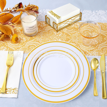 Еднократна посуда за хранене от PS твърд пластмаса със златен кант; включва чинии за хранене, чаши за вино и прибори (нож, вилица, лъжица); възможност за персонализиране на лого; опаковка 25 броя; биоразградимо; произход Zhejiang провинция