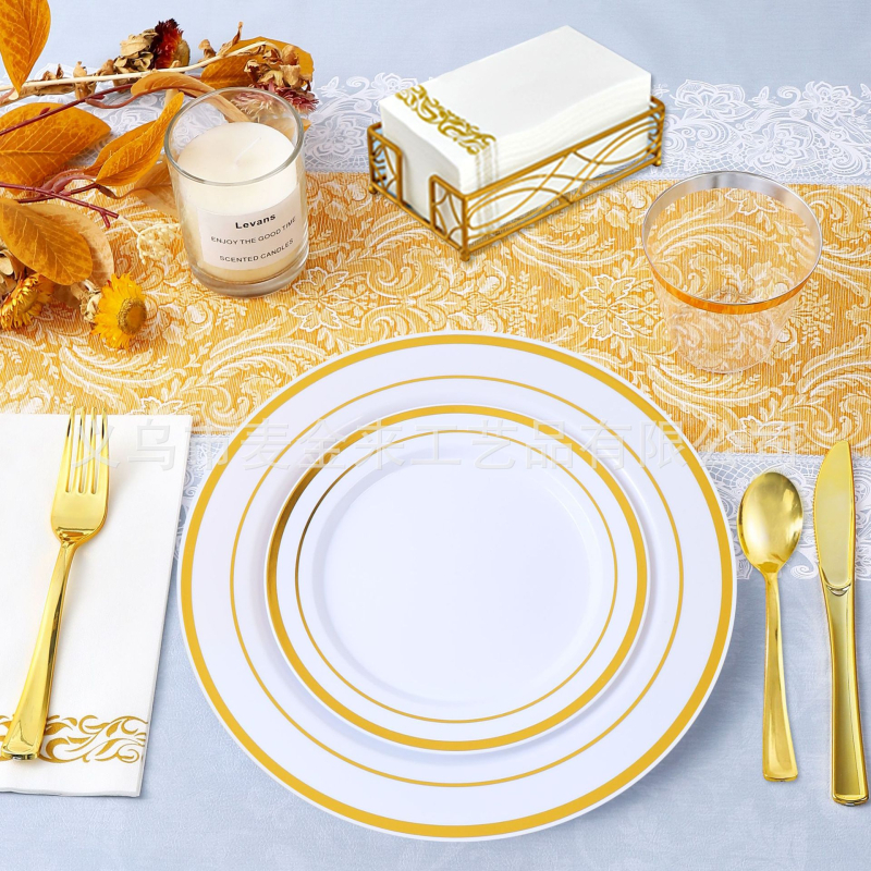 Еднократна посуда за хранене от PS твърд пластмаса със златен кант; включва чинии за хранене, чаши за вино и прибори (нож, вилица, лъжица); възможност за персонализиране на лого; опаковка 25 броя; биоразградимо; произход Zhejiang провинция