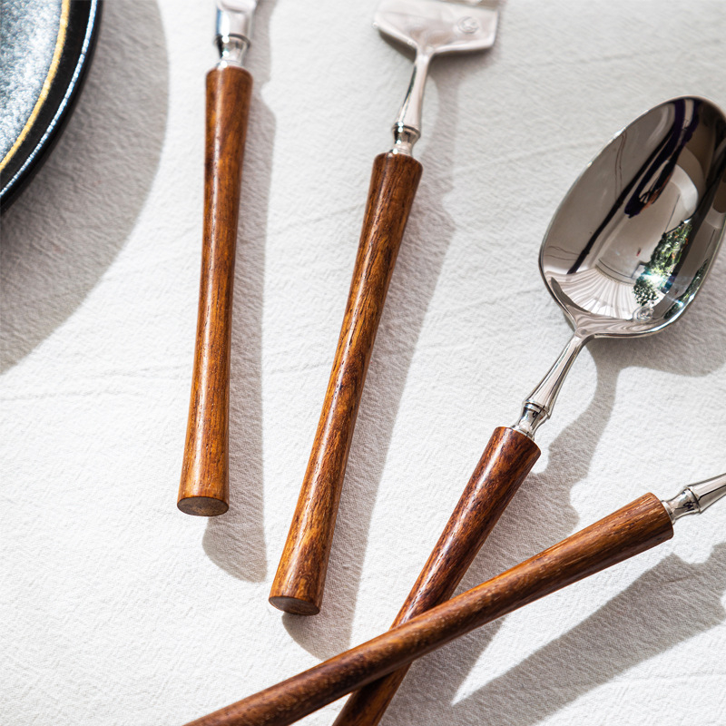 Set pribora od nehrđajućeg čelika za odrasle, brenda A Spoonful of Life, stil Light Luxury Retro (Brand: A Spoonful of Life; Materijal: Nehrđajući čelik; Za: Odrasle; Stil: Light Luxury; Tip stila: Light Luxury Retro)