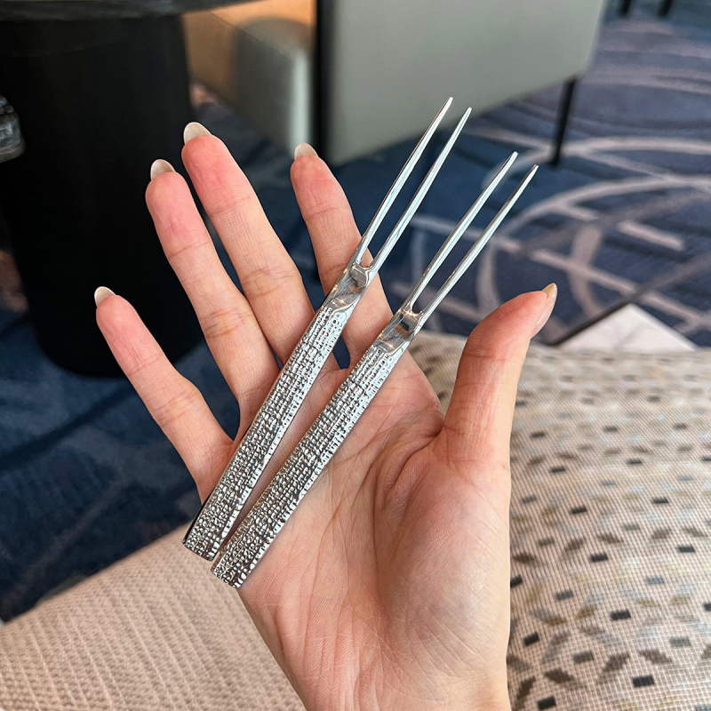 Плодова вилица от 316 неръждаема стомана с чукана повърхност, луксозен ретро стил, удеблена квадратна дръжка, дълги зъби