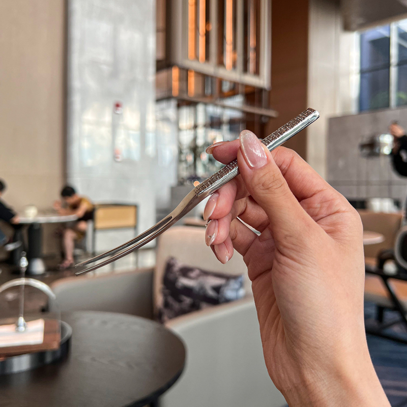 Плодова вилица от 316 неръждаема стомана с чукана повърхност, луксозен ретро стил, удеблена квадратна дръжка, дълги зъби