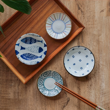 Japanski stil porcelansko posuđe s podglazurnim dezenom cvjetnog uzorka, okrugli mali tanjurići i tanjuri za umak