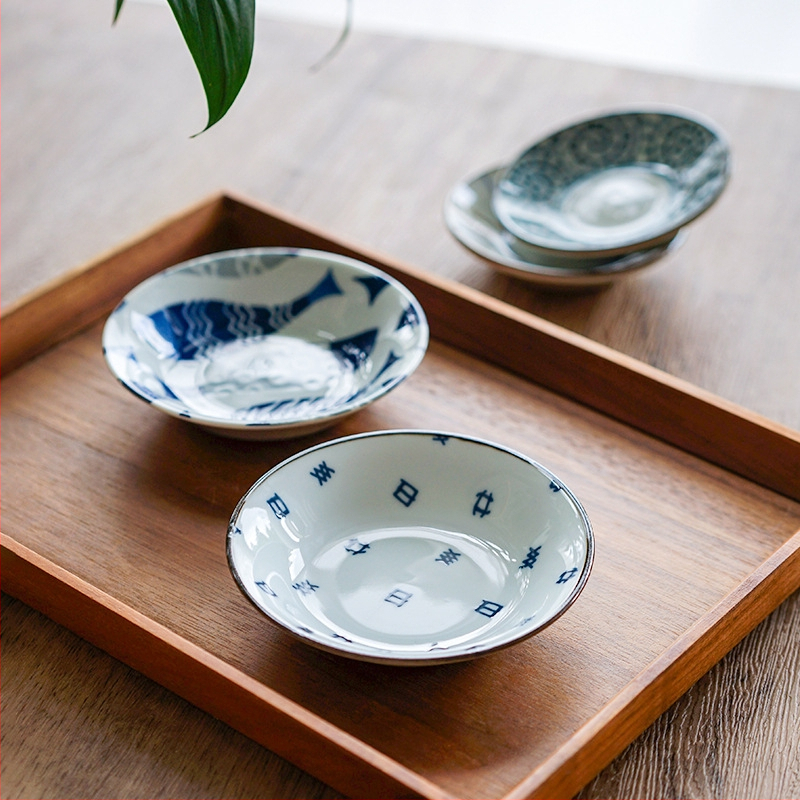 Japanski stil porcelansko posuđe s podglazurnim dezenom cvjetnog uzorka, okrugli mali tanjurići i tanjuri za umak