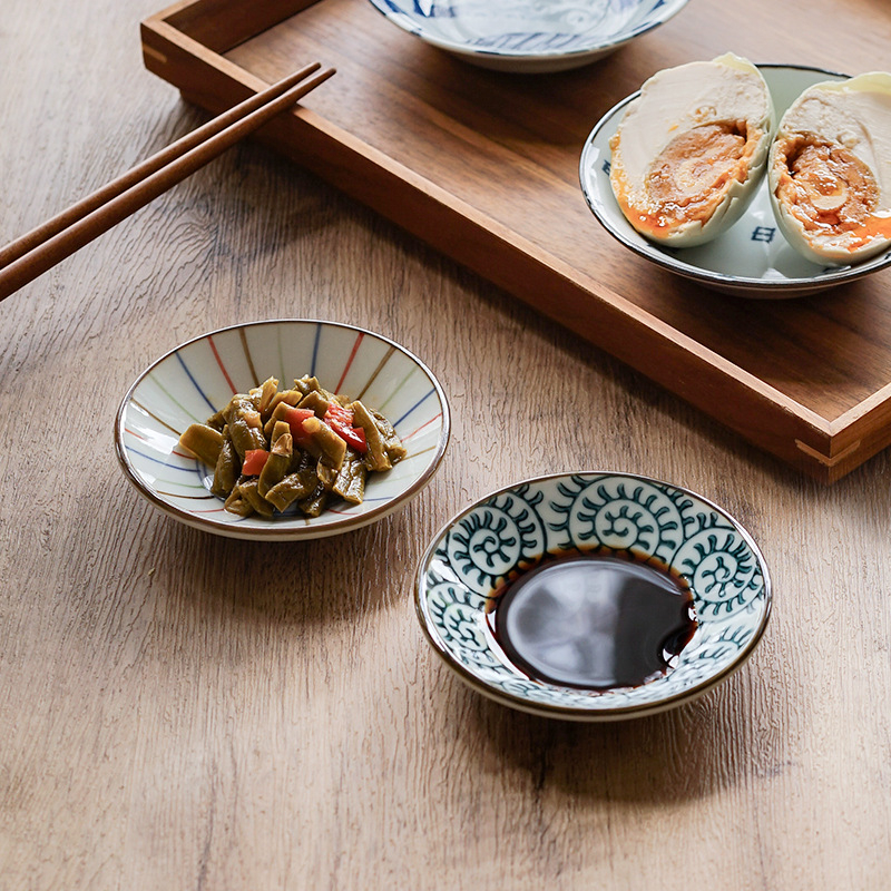 Japanski stil porcelansko posuđe s podglazurnim dezenom cvjetnog uzorka, okrugli mali tanjurići i tanjuri za umak
