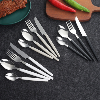 Četverosni set pribora od nehrđajućeg čelika: nož, vilica, žlica i desertna žlica; 410 nehrđajući čelik; poliranje mlazom vode; debeli dizajn; jednobojan
