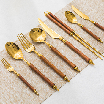 Set posuđa za stol s drvenom ručkom od 304 nehrđajućeg čelika — nož, vilica i žlica, uključuje desertni nož i vilicu, čajnu žlicu i jušnu žlicu; lagani luksuzni retro stil