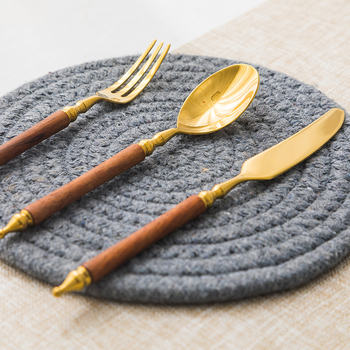 Set posuđa za stol s drvenom ručkom od 304 nehrđajućeg čelika — nož, vilica i žlica, uključuje desertni nož i vilicu, čajnu žlicu i jušnu žlicu; lagani luksuzni retro stil