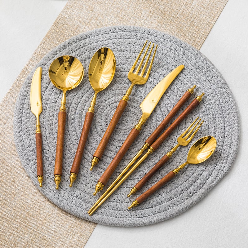 Set posuđa za stol s drvenom ručkom od 304 nehrđajućeg čelika — nož, vilica i žlica, uključuje desertni nož i vilicu, čajnu žlicu i jušnu žlicu; lagani luksuzni retro stil