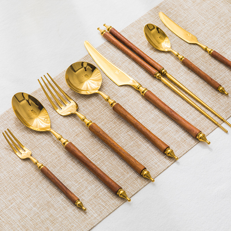 Set posuđa za stol s drvenom ručkom od 304 nehrđajućeg čelika — nož, vilica i žlica, uključuje desertni nož i vilicu, čajnu žlicu i jušnu žlicu; lagani luksuzni retro stil