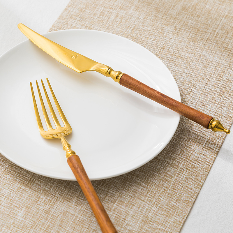 Set posuđa za stol s drvenom ručkom od 304 nehrđajućeg čelika — nož, vilica i žlica, uključuje desertni nož i vilicu, čajnu žlicu i jušnu žlicu; lagani luksuzni retro stil