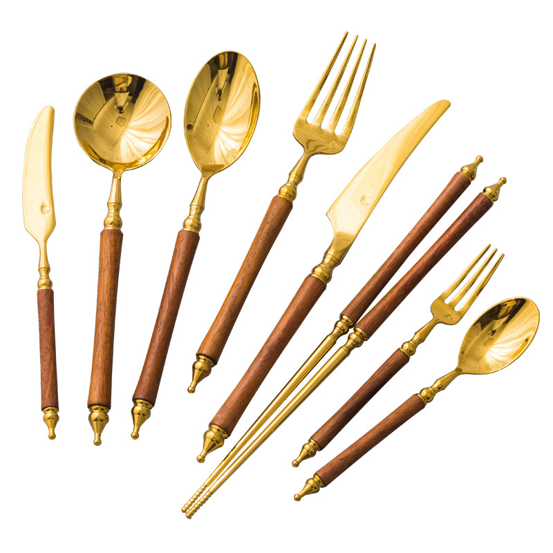 Set posuđa za stol s drvenom ručkom od 304 nehrđajućeg čelika — nož, vilica i žlica, uključuje desertni nož i vilicu, čajnu žlicu i jušnu žlicu; lagani luksuzni retro stil