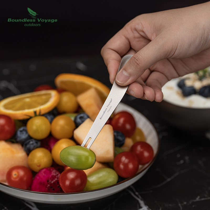 5-dijelni titanski set pribora: vilica za voće, vilica za desert, vilica za tortu, žlica za jogurt — moderan minimalistički dizajn, ogledni završetak, mogućnost prilagodbe