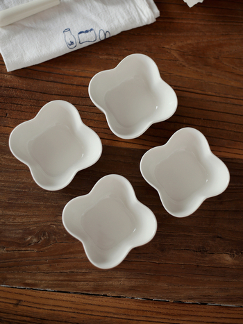 Порцеланова чинийка за сосове с флорален мотив, корейски стил, неправилна форма, подходяща за соев сос, дъмплинги и подправки