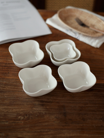 Порцеланова чинийка за сосове с флорален мотив, корейски стил, неправилна форма, подходяща за соев сос, дъмплинги и подправки