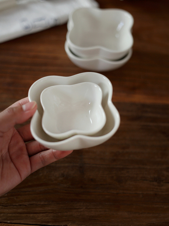 Порцеланова чинийка за сосове с флорален мотив, корейски стил, неправилна форма, подходяща за соев сос, дъмплинги и подправки