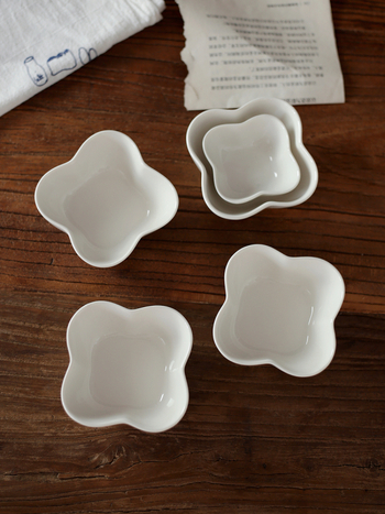 Порцеланова чинийка за сосове с флорален мотив, корейски стил, неправилна форма, подходяща за соев сос, дъмплинги и подправки