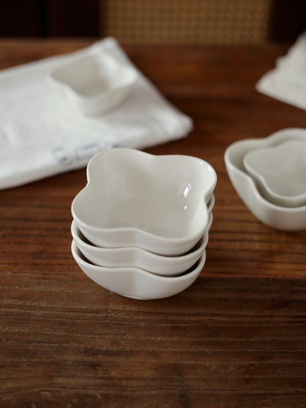 Порцеланова чинийка за сосове с флорален мотив, корейски стил, неправилна форма, подходяща за соев сос, дъмплинги и подправки