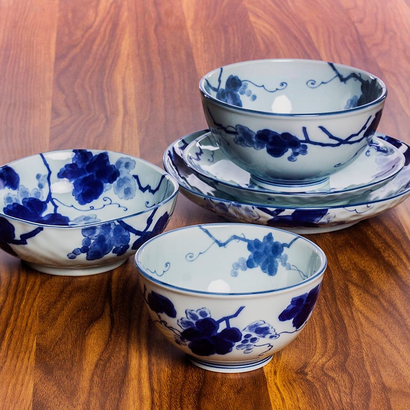 Porcelanski set posuđa – nepravilni tanjuri i zdjele, plavi grozdni cvjetni uzorak ispod glazure, pogodno za mikrovalnu