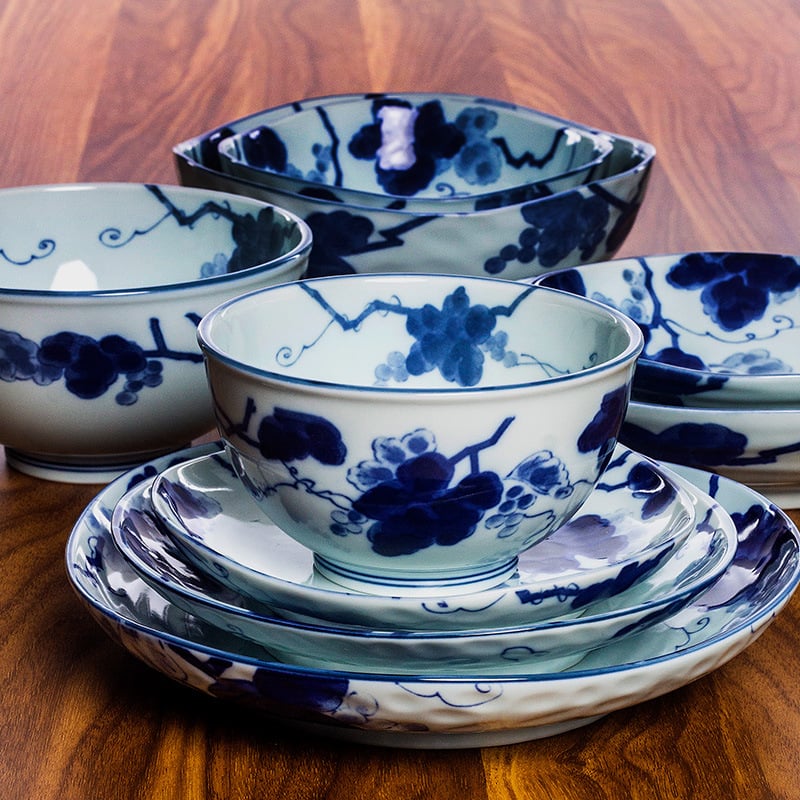 Porcelanski set posuđa – nepravilni tanjuri i zdjele, plavi grozdni cvjetni uzorak ispod glazure, pogodno za mikrovalnu